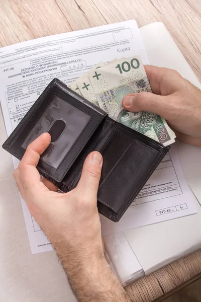 Las Manos Del Hombre Sostienen Una Billetera Que Sacan Billetes Imagen De Stock