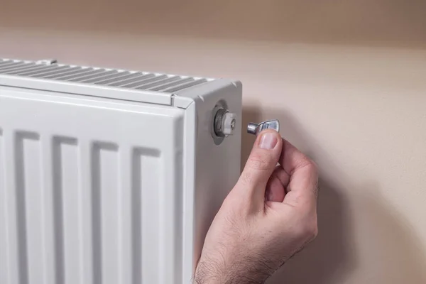 Ventiler Radiateur Main Homme Tient Une Clé Spéciale Insère Dans Images De Stock Libres De Droits