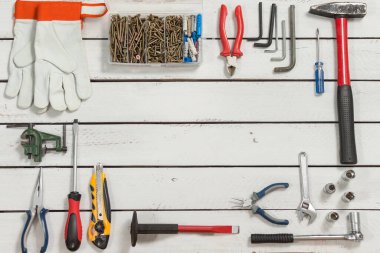 Marangozluk aletleri beyaz ahşap tahtalara eşit düzenlenmiştir..