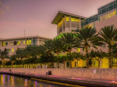  Camana Bay Hilal gece karanlığında