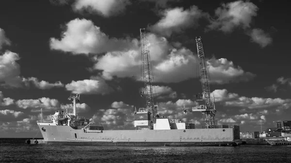 Freighter In George Town — Stock Photo, Image