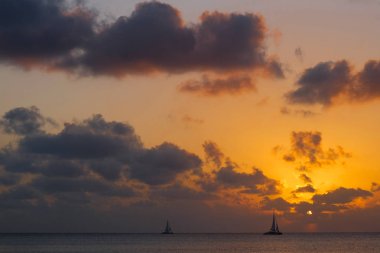 gün batımında yelkenli tekneler