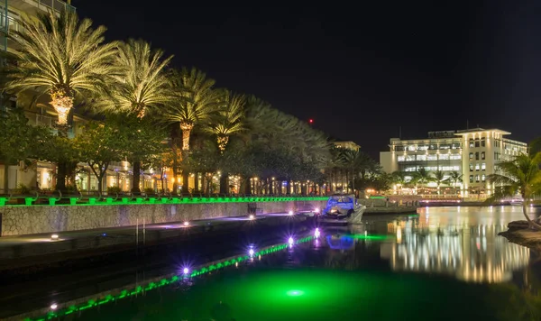 Nacht in der Camana Bay — Stockfoto