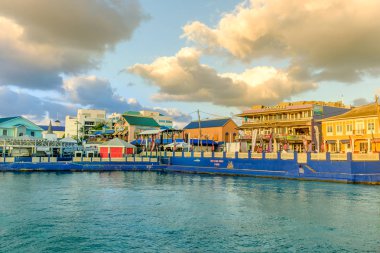 George Town, Grand Cayman, Cayman Adaları, Kasım 2017, Karayip Denizi sürücüden Harbour görünümünü