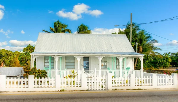 Grand Cayman Kajmany Listopada 2017 Biały Karaibskim Stylu Dom Mieście — Zdjęcie stockowe