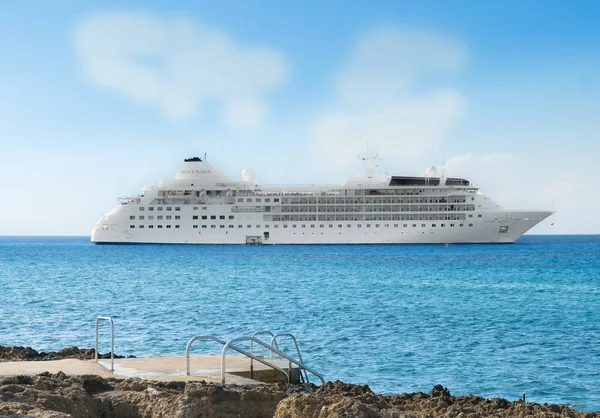 Grand Cayman, Cayman Islands, Jan 2017, Silver Wind cruise gemi Silversea şirketten George Town bağlantı noktası tarafından demirlemiş Karayip Denizi