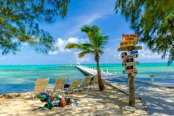ROM nokta, Grand Cayman, Cayman Adaları Temmuz 2017, tabelasını bir İskelesi ve Karayip Denizi 