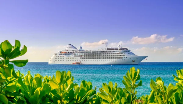 Grand Cayman, Cayman Islands, Jan 2017, Silver Wind cruise gemi Silversea şirketten George Town bağlantı noktası tarafından demirlemiş Karayip Denizi