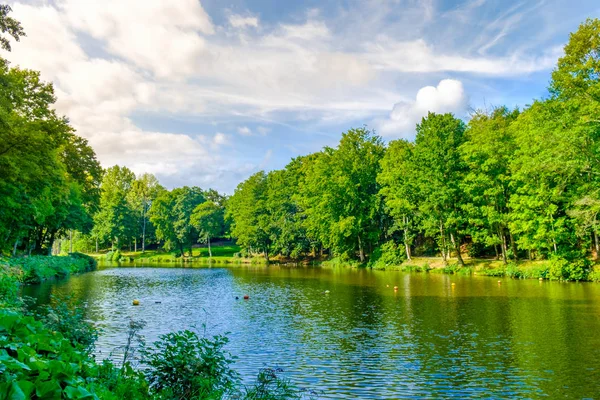 Yaz aylarında bereketli bir bitki örtüsü ile çevrili St-Fraimbault, Orne, Fransa, Sept 2017, gölet