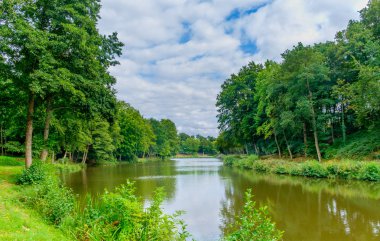 St-Fraimbault'ın gölet Orne Countryside yaz, Normandy, Fransa bereketli bir bitki örtüsü ile çevrili