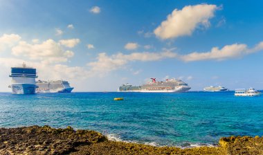 Grand Cayman, Cayman Adaları, Şubat 2018, George Town bağlantı noktası tarafından demirlemiş Karayip Denizi üzerinde yolcu gemisi