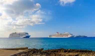 Grand Cayman, Cayman Adaları, Şubat 2018, Karayip Denizi üzerinde Yolcu gemilerindeki