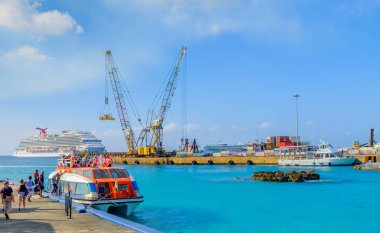 George Town adlı bir deniz mekikte başlamadan Grand Cayman, Cayman Islands, Şubat 2018, turist Karayipler demirleyen 