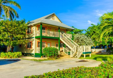 Grand Cayman, Cayman Adaları, Aralık 2016, iki katlı Karayip tarzı ev, ön bahçesi ve dış merdiveni var.