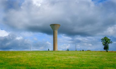 Su kulesinde Mayenne kırsal bir bulutlu gün yaz, Fransa