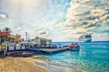 Grand Cayman, Cayman Adaları, Şubat 2018, turist George Town bağlantı noktası Güney Terminali'nde deniz bir mekikte başlamadan 