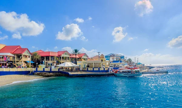 Grand Cayman, Cayman Adaları, Şubat 2018, turist George Town bağlantı noktası Güney Terminali'nde deniz bir mekikte başlamadan