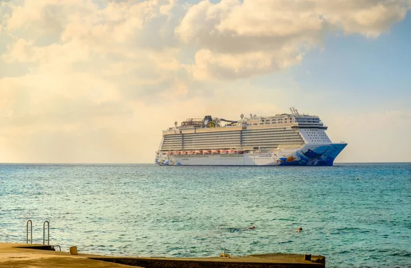 Grand Cayman, Cayman Islands, Şubat 2018, Norveç kaçış cruise Karayip Denizi geç öğleden sonra demirleyen gemi George Town Port tarafından