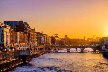 Dublin, İrlanda, Mart 2018, günbatımı Temple Bar tarafından Liffey Nehri Bölgesi