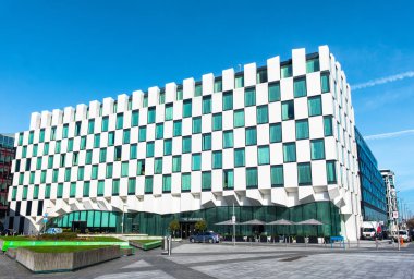 Dublin, İrlanda, Mart 2018, The Maker otel Grand Canal square, Dama Tahtası görünüşünün ile