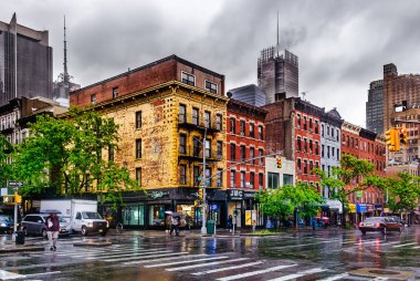New York City, Usa, Mayıs 2019, yağmurlu bir günde şehir manzarası. W47 & 9. Cadde, Hell 's Kitchen, Manhattan.