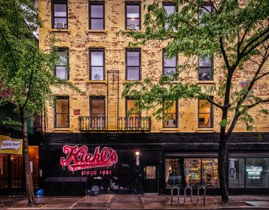 New York City, Usa, Mayıs 2019, Hell 's Kitchen, Manhattan' da Kiehl 'in kozmetik dükkanı olan bir binanın ön cephesi.