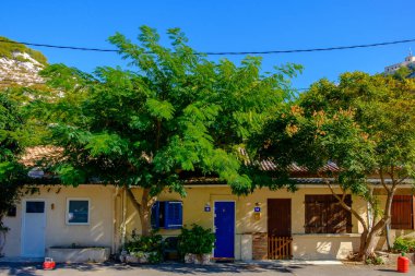 Marsilya, Fransa, Eylül 2019, Callelongue Deresi 'ndeki bazı teras evlerinin manzarası Akdeniz ile Marsilya sıradağları arasındaki bir alan.