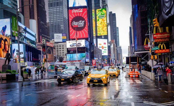 Nowy Jork Usa Maj 2019 Scena Miejska Deszczowy Dzień W46Th — Zdjęcie stockowe