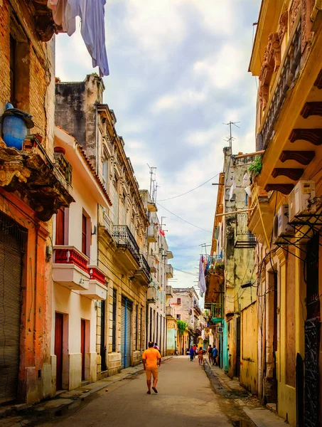 キューバのハバナ2019年7月街の最も古い部分で通りを歩いている男 — ストック写真