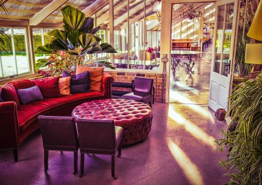 Watford, İngiltere, Eylül 2018, Hertfordshire 'daki The Grove Otel' in duvarındaki Potting Shed restoranında.