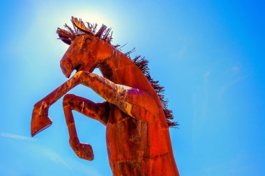 Kaliforniya, ABD, Mart 2019, Anza-Borrego Çölü Eyalet Parkı 'nda sanatçı Ricardo Breceda' nın metal at heykeli