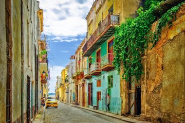 Havana, Küba, Temmuz 2019, şehrin en eski kesimindeki renkli Santa Clara 'da şehir manzarası