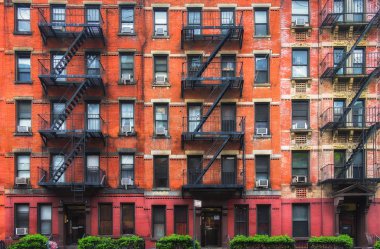 New York City, ABD, Mayıs 2019, Hell 's Kitchen' daki bir binanın dış görünüşü 