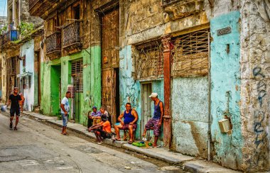 Havana, Küba, Temmuz 2019, şehrin en eski bölgesindeki renkli Calle Inquisidor 'da bir grup adam