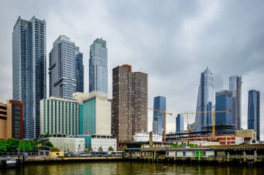 NYC, ABD, Mayıs 2019, 12. caddenin Hudson Nehri kıyısındaki bir rıhtımdan Çin Halk Cumhuriyeti Başkonsolosluğu Hell 's Kitchen.