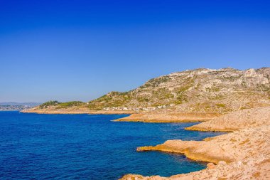 Akdeniz tarafından güneşli bir günde Marsilya sahil şeridi, Provence Fransa