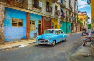 Havana, Küba, Temmuz 2019, mavi 50 'lerin Chevrolet arabası şehrin en eski bölgesinde dar bir sokakta dalıyor.