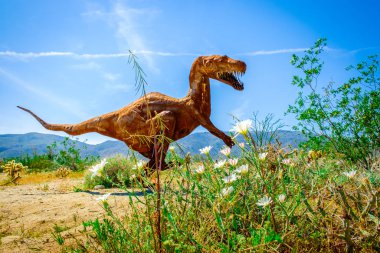Kaliforniya, ABD, Mart 2019, Anza-Borrego Çölü Eyalet Parkı 'nda sanatçı Ricardo Breceda' nın metal T. Rex heykeli