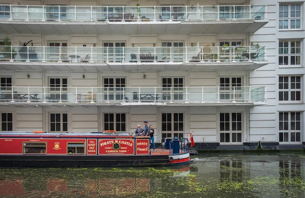 ロンドン 8月2019 カムデンタウンのリージェント運河の海賊城慈善団体からのバージの眺め — ストック写真
