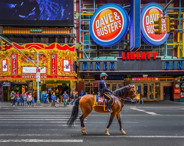 Nueva York Estados Unidos Mayo 2019 Una Sola Policía Caballos — Foto de Stock