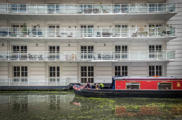 ロンドン 8月2019 カムデンタウンのリージェント運河の海賊城慈善団体からのバージの眺め — ストック写真