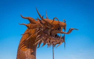 Kaliforniya, ABD, Mart 2019, Anza-Borrego Çölü Eyalet Parkı 'nda sanatçı Ricardo Breceda' nın metal ejderha kafası heykelinin yakın çekimi.