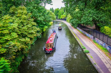 Londra, İngiltere, Ağustos 2019, Camden Town 'daki Vekil Kanalı' na daldı.