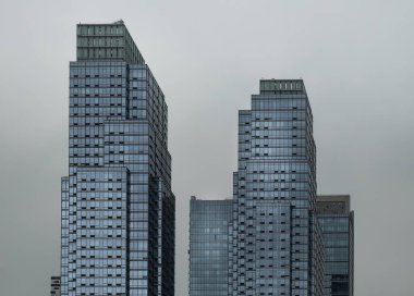 NYC, ABD, Mayıs 2019, Hell 's Kitchen' daki iki gökdelenin üst kısmı