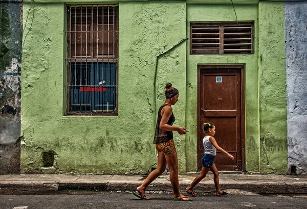Hawana Kuba Lipiec 2019 Dziewczyny Spacerujące Przed Kolorowym Murem Starej — Zdjęcie stockowe