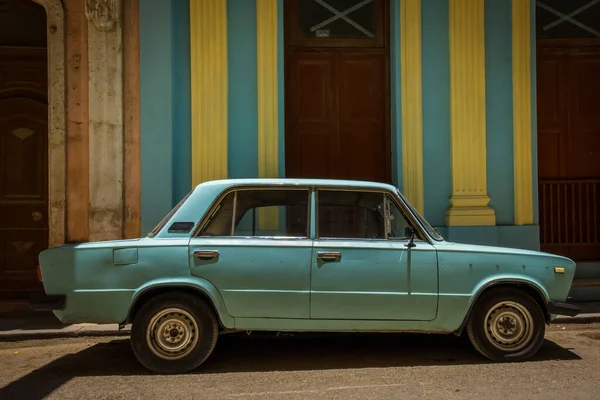 Havanna Kuba Juli 2019 Altes Blaues Auto Parkt Vor Einem — Stockfoto