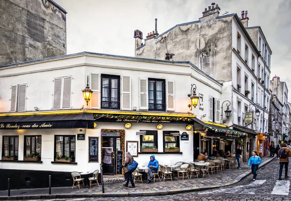 フランス 2020年2月 モンマルトル地区の中心部にあるバーレストラン Rendez Vous Des Amis の都市シーン — ストック写真