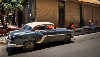Havana, Küba, Temmuz 2019, Siyah Amerikan 50 'lerin Chevrolet arabası şehrin en eski yerine park edilmiş. 