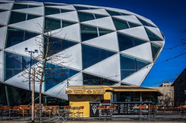 Budapeşte, Macaristan, Mart 2020 Balna veya cam balina içecek ve dondurma servisi yapan bir baraka manzaralı