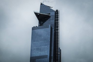 NYC, ABD, Mayıs 2019, Hudson Yards mahallesindeki The Edge of a skyscraper 'ın üst kısmı